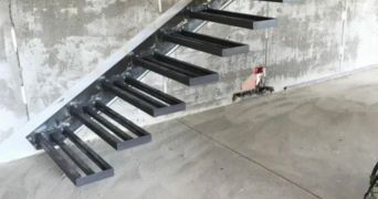 Монтаж на интериорни и екстериорни дървени стълби в Запад 1 Търговище 7705 от Joiner GP