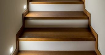 Изработка на дървени стъпала за обличане на бетонни и метални стълби в Росина 7784 от Joiner GP